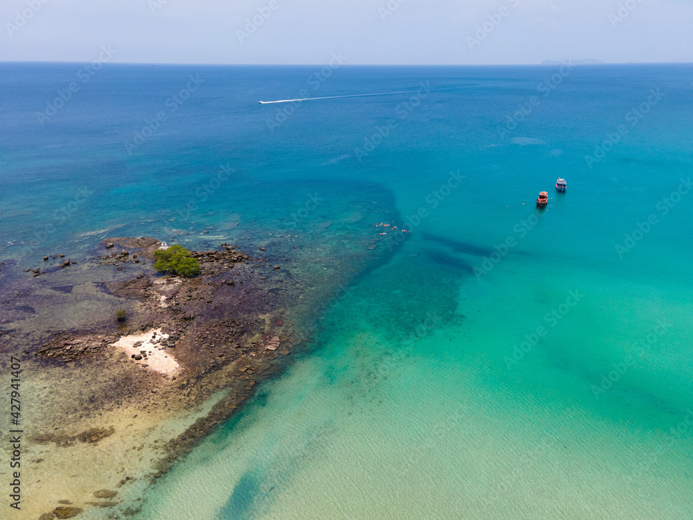 Obraz premium Aerial view of nature tropical paradise island beach enjoin a good summer beautiful time on the beach with clear water and blue sky in Koh kood or Ko Kut, Thailand.