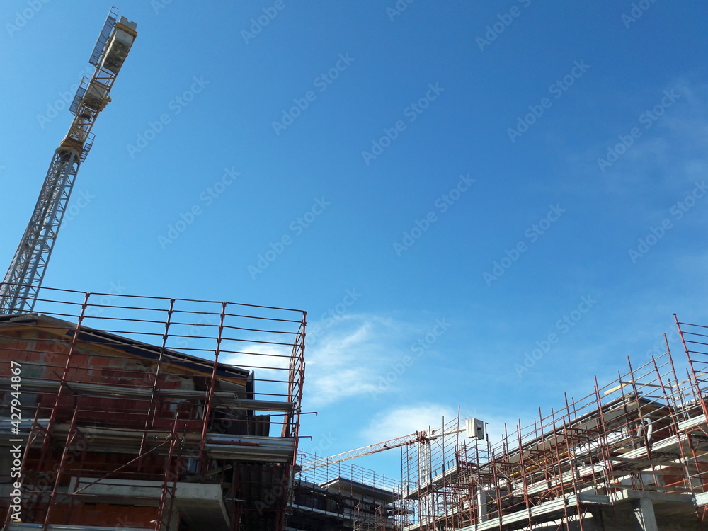 Lavori in corso nel cantiere edile in primavera Lavori in corso nel cantiere edile in primavera