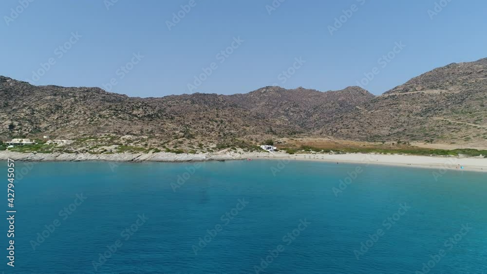 Plage de Magganari sur l'île d'Ios dans les Cyclades en Grèce vue du ciel Plage de Magganari sur l'île d'Ios dans les Cyclades en Grèce vue du ciel