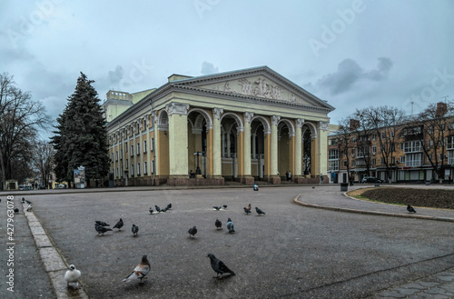 Foto Poltava, Ukraine - April 14, 2021: Majestic antique columns of the ancient facade of the building of the Gogol Drama Theater in the city of Poltava, Ukraine