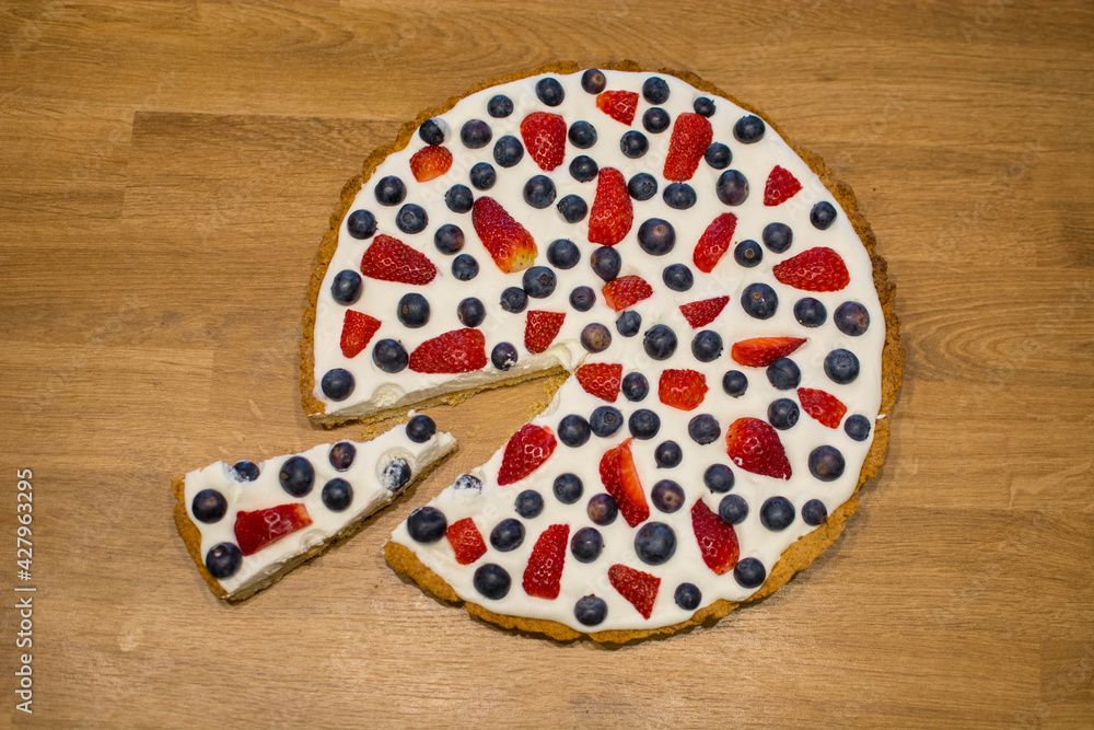 Tarta na kruchym cieście z bitą śmietaną i owocami - truskawkami i borówkami