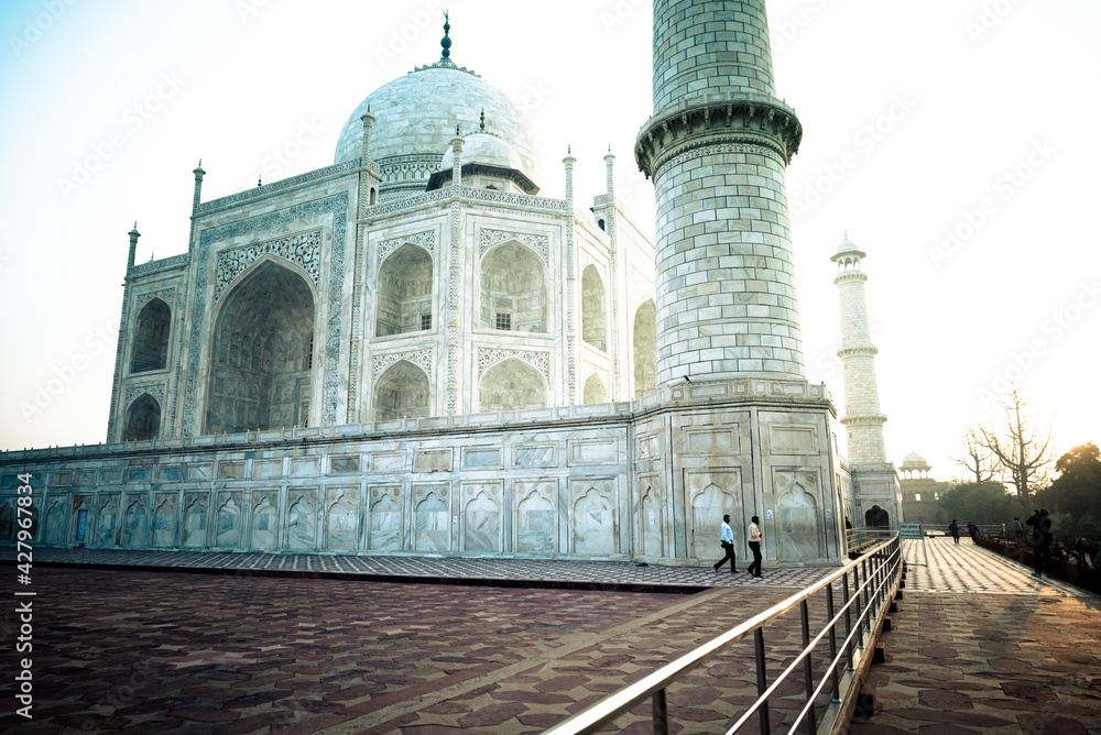 Fototapeta premium views of the taj mahal