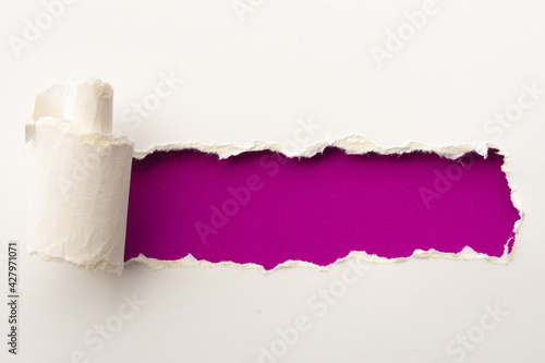 Pequeño cartel en papel rasgado, textura papel de colores