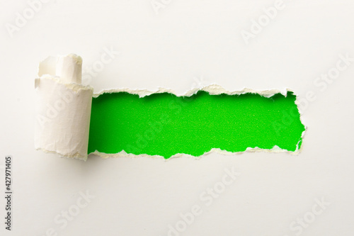 Pequeño cartel en papel rasgado, textura papel de colores