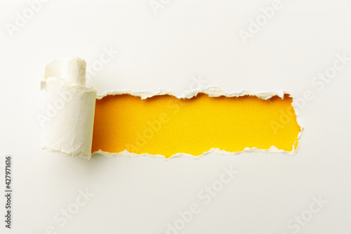 Pequeño cartel en papel rasgado, textura papel de colores