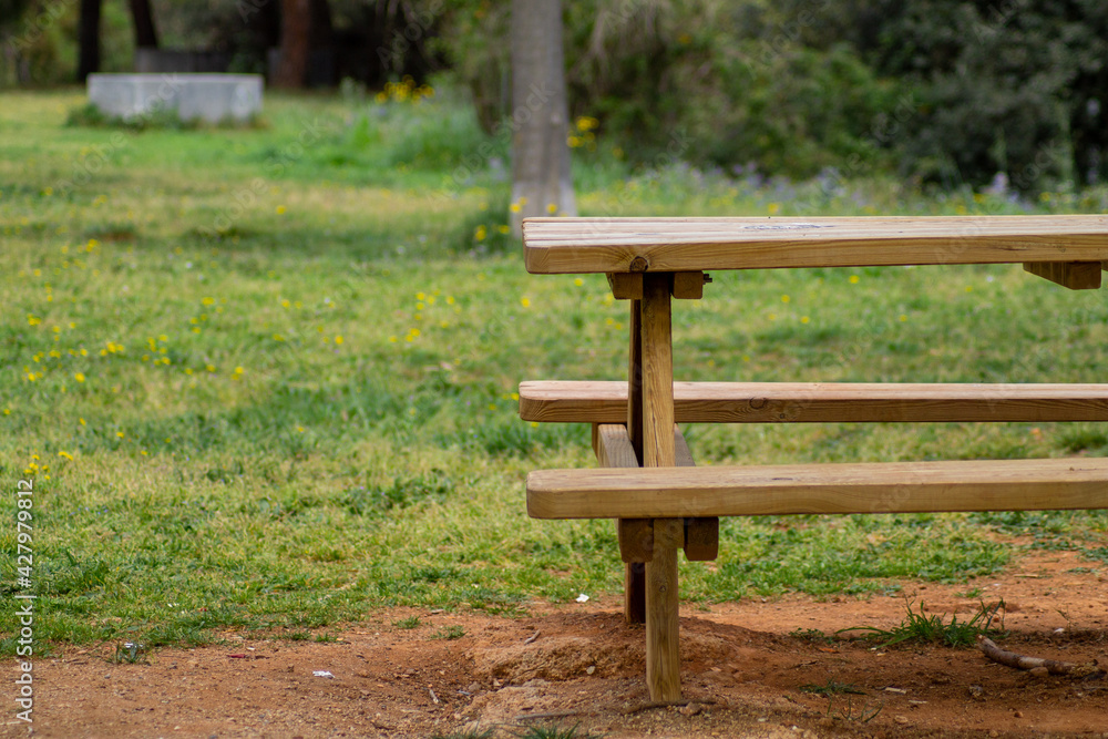 Banco para hacer un picnic después de un paseo Banco para hacer un picnic después de un paseo