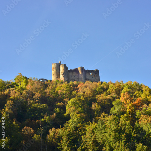 Carré château de Najac (12270) au sommet de la forêt, département de l'Aveyron en région Occitanie, France