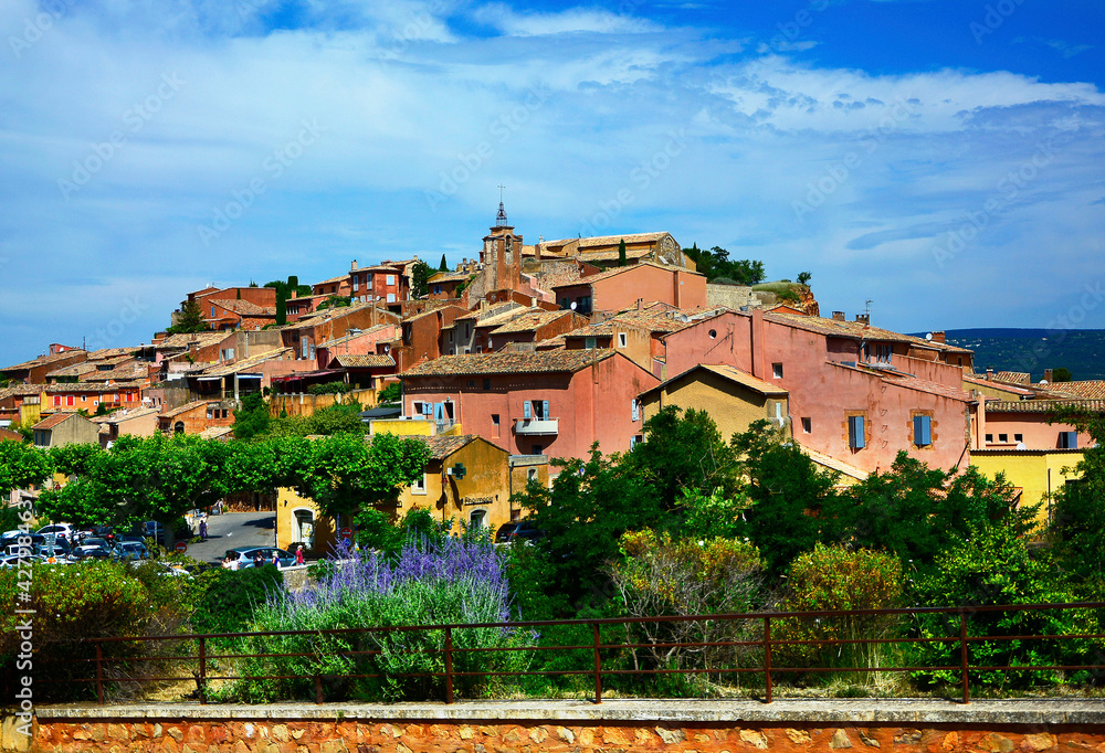Naklejka premium Roussillon - Prowansja - Provance - krajobraz, Provencal town on a hill, ocher-painted houses