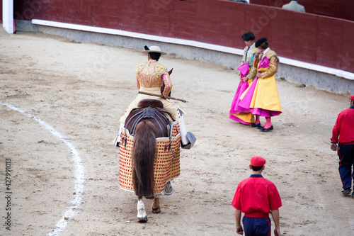 Picador entrando en plaza de toros de Madrid, España. Tercio de varas.