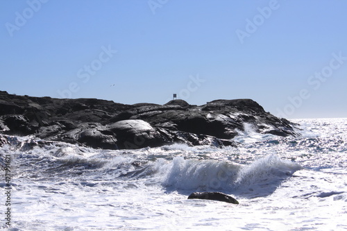 sea ​​waves and rocky coast - Mølen