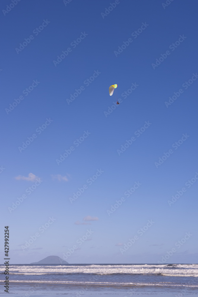 sobrevoando o oceano com parapente. Estilo de vida, esporte radical. Praia de Guaratuba, litoral de São Paulo, Brasil. Conceito de viagem. sobrevoando o oceano com parapente. Estilo de vida, esporte radical. Praia de Guaratuba, litoral de São Paulo, Brasil. Conceito de viagem.