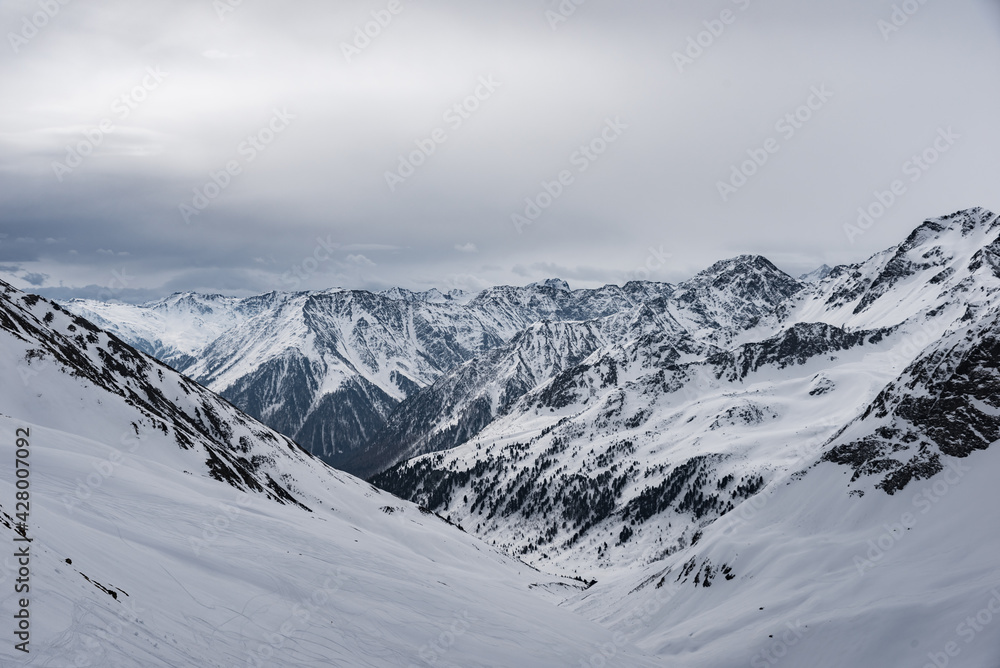 Obraz premium Blick vom Kreuzjoch auf die schneebedeckten Sellrainer Berge