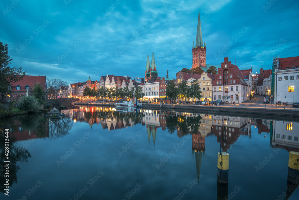 Obraz premium Lübeck an der Trave an einem Abend im Herbst bei leicht bewölkten Himmel zur blauen Stunde