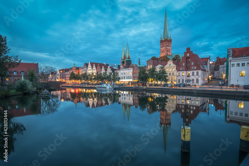 Lübeck an der Trave an einem Abend im Herbst bei leicht bewölkten Himmel zur blauen Stunde