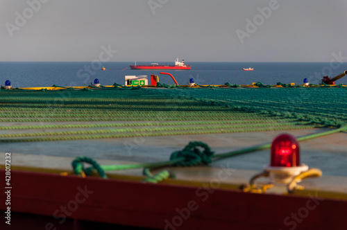 Wieża wiertnicza na morzu szukająca gazu/ Offshore oil drilling rig looking for gas photo