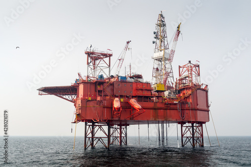 Morska platforma wiertnicza poszukująca węglowodorów / Offshore drilling rig offshore exploring gas photo