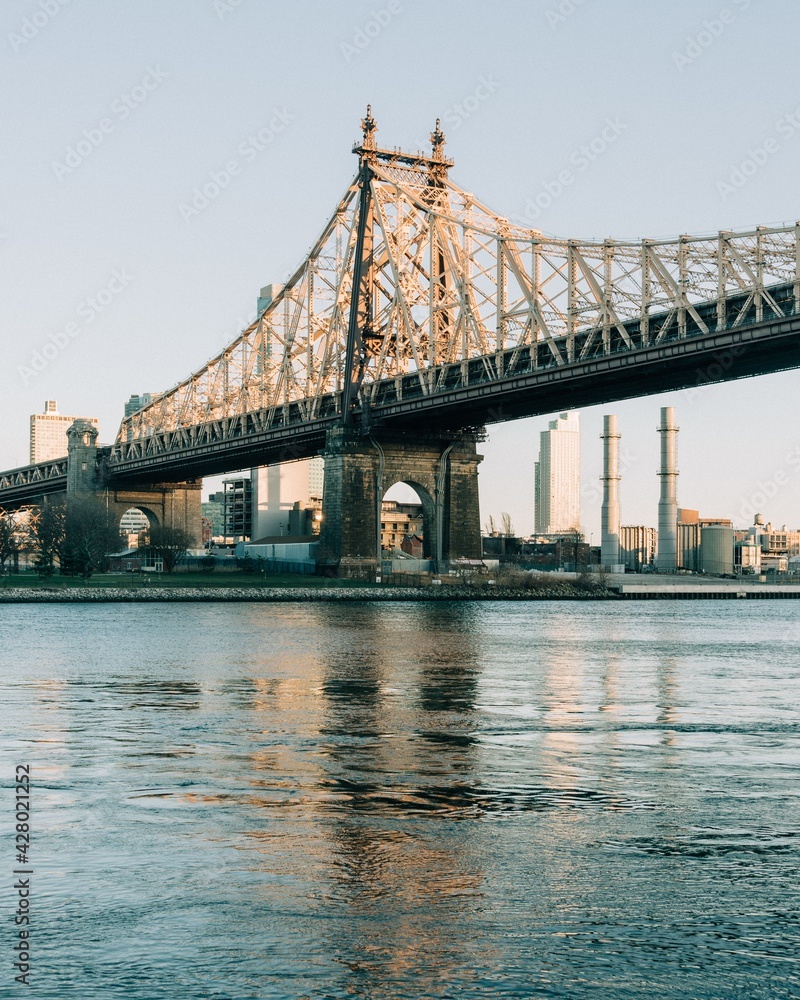 Naklejka premium The Queensboro Bridge at sunset, from Roosevelt Island, New York City