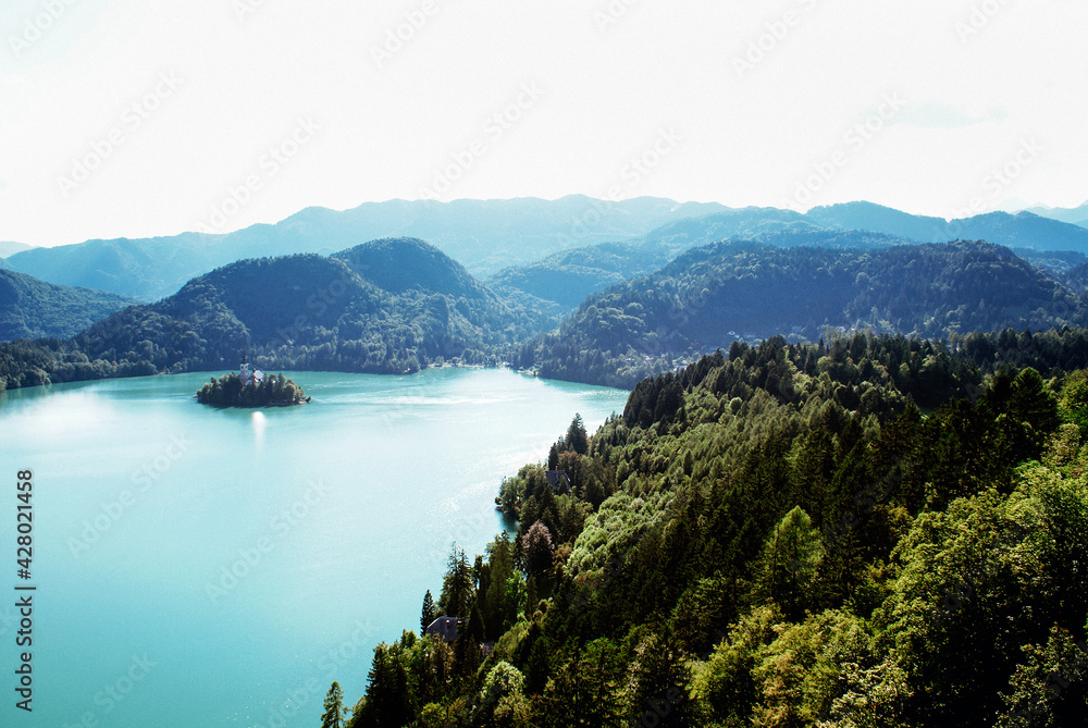 Beautiful scenery of Straza hill above Lake Bled in Bled, Slovenia foto