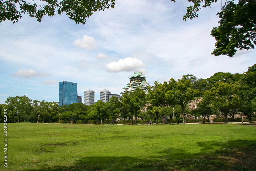大阪城・緑の芝生に覆われた夏の西の丸庭園