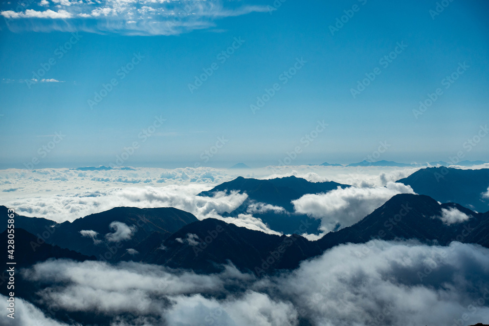 雲海の向こう側に望む富士山