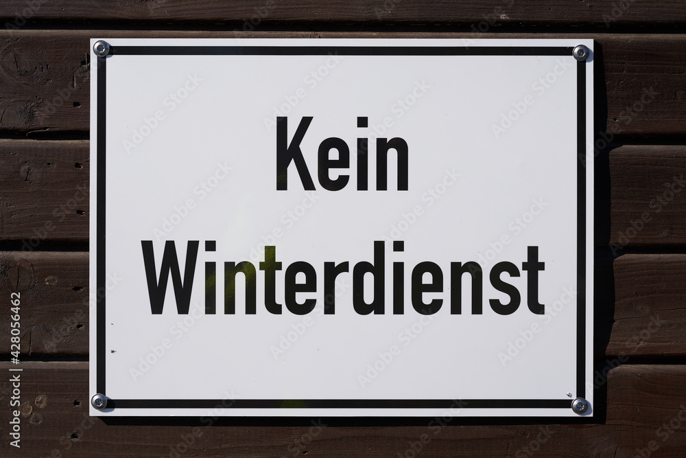 Schild an einem Weg mit der Aufschrift kein Winterdienst Schild an einem Weg mit der Aufschrift kein Winterdienst