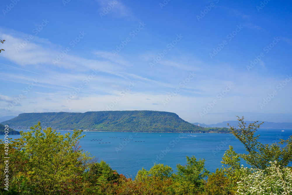 春の瀬戸内海　遠方に屋島