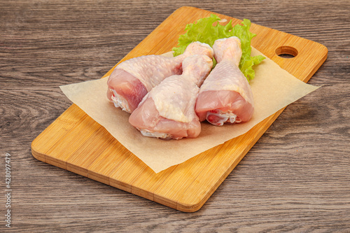 Raw chicken drumsticks for cooking