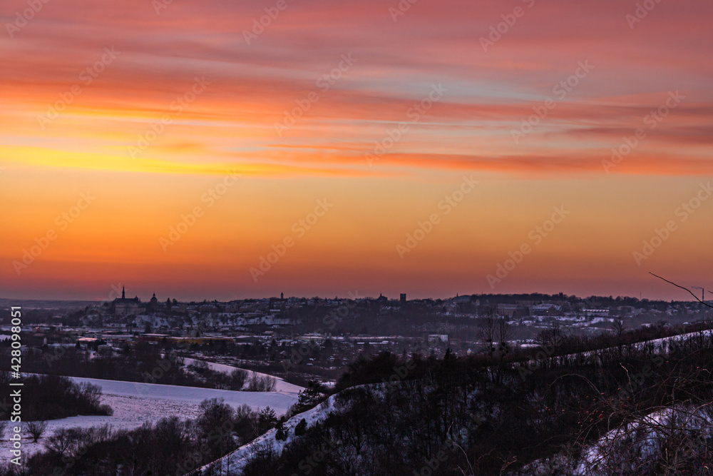 Zimowy zachód słońca z widokiem na Sandomierz, województwo świętokrzyskie