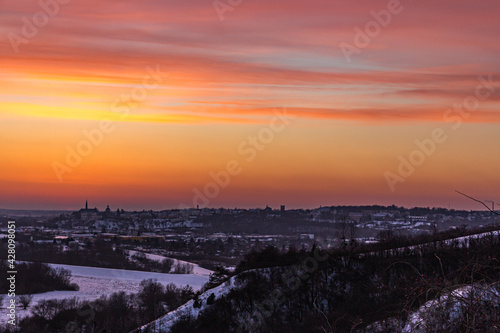 Zimowy zachód słońca z widokiem na Sandomierz, województwo świętokrzyskie