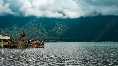 boat on the lake © Madesunesa