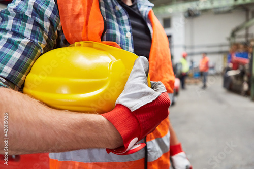 Arbeiter oder Handwerker mit Schutzhelm in Fabrik Halle