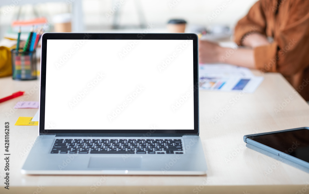 Fototapeta premium Mockup laptop blank screen on meeting table use to present project collaboration with colleagues.live streaming meeting