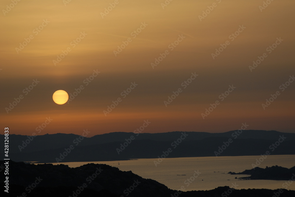 Tramonto nell'Arcipelago di La Maddalena, Sardegna Tramonto nell'Arcipelago di La Maddalena, Sardegna