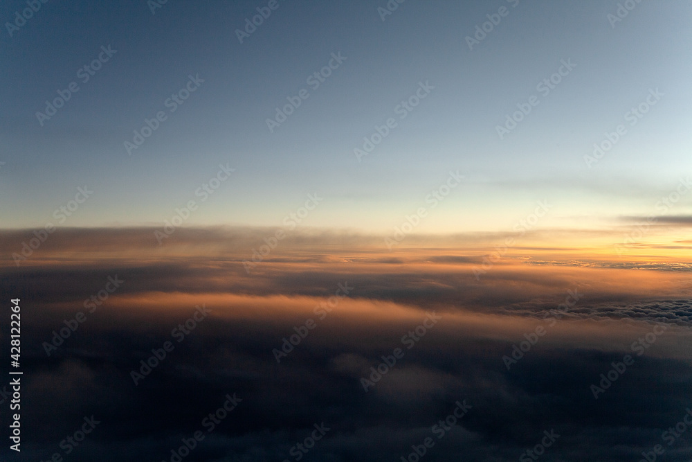 Blick aus Flugzeugfenster bei Sonnenuntergang