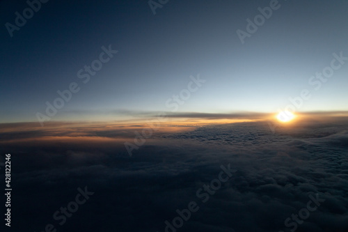 Blick aus Flugzeugfenster bei Sonnenuntergang © samaneh