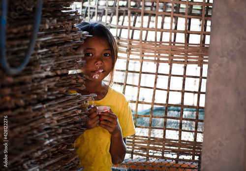 Poverty: a portrait of a poor little Asian girl is lost in the mind of poverty.