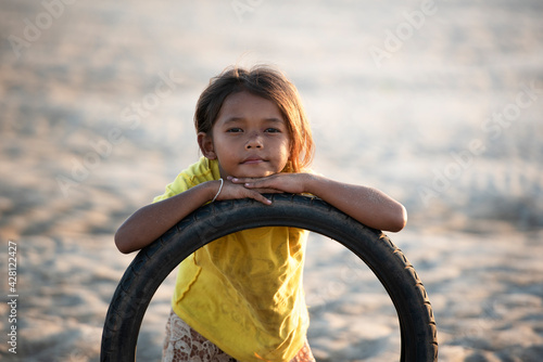 Quadro su tela Poverty: a portrait of a poor little Asian girl is lost in the mind of poverty