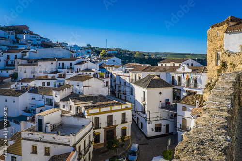 View on the white houses of the small village of Setenil de las Bodegas, one of the most famous white villages (Pueblo Blanco) of Andalusia, Spain © Pernelle Voyage