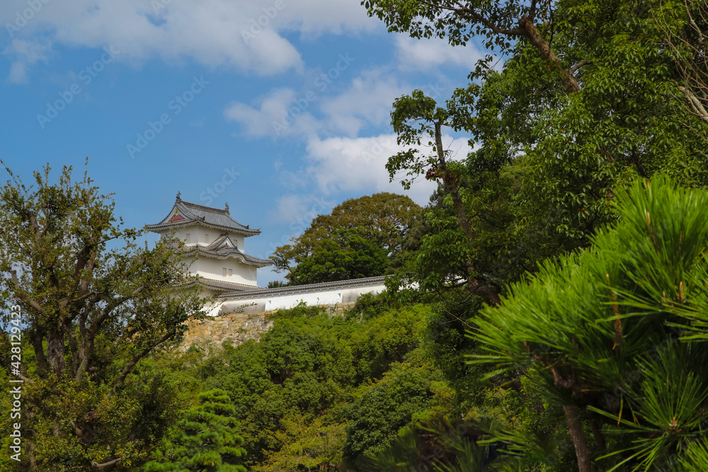 明石城の櫓と緑豊かな日本庭園