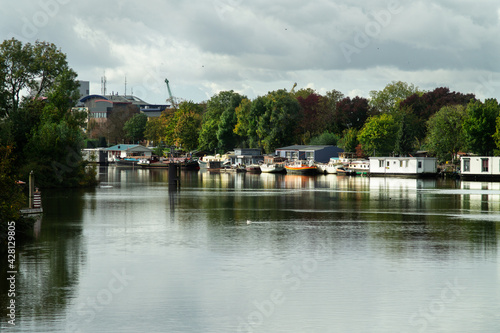 canal with house boats © Bert-Jan