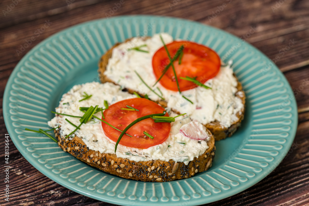 Sandwiches with cottage cheese, tomatoes and chives