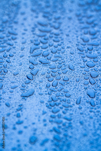 창문에 맺힌 빗방울