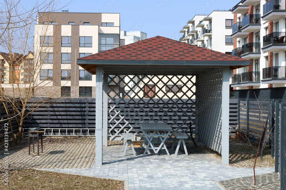 A place to relax and barbecue in a new residential area