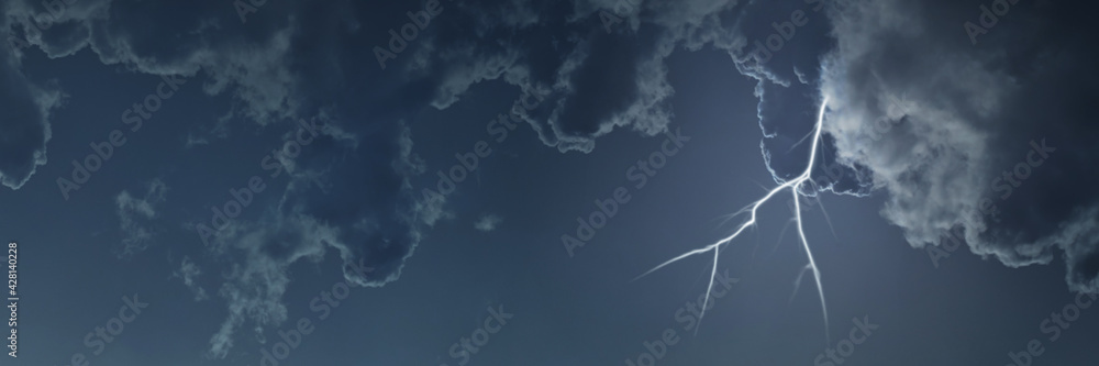 Blitz bei Unwetter mit Wolken am Himmel als Header Blitz bei Unwetter mit Wolken am Himmel als Header