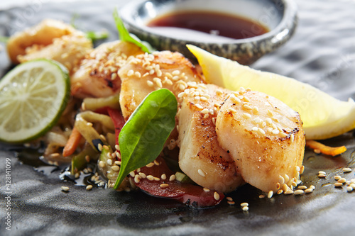 Slika na platnu Teppanyaki Style Scallop - Grilled Sea Scallop with Soy Sauce and Vegetables