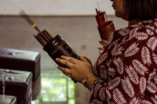 Photography Burn incense and ask for blessing from God
