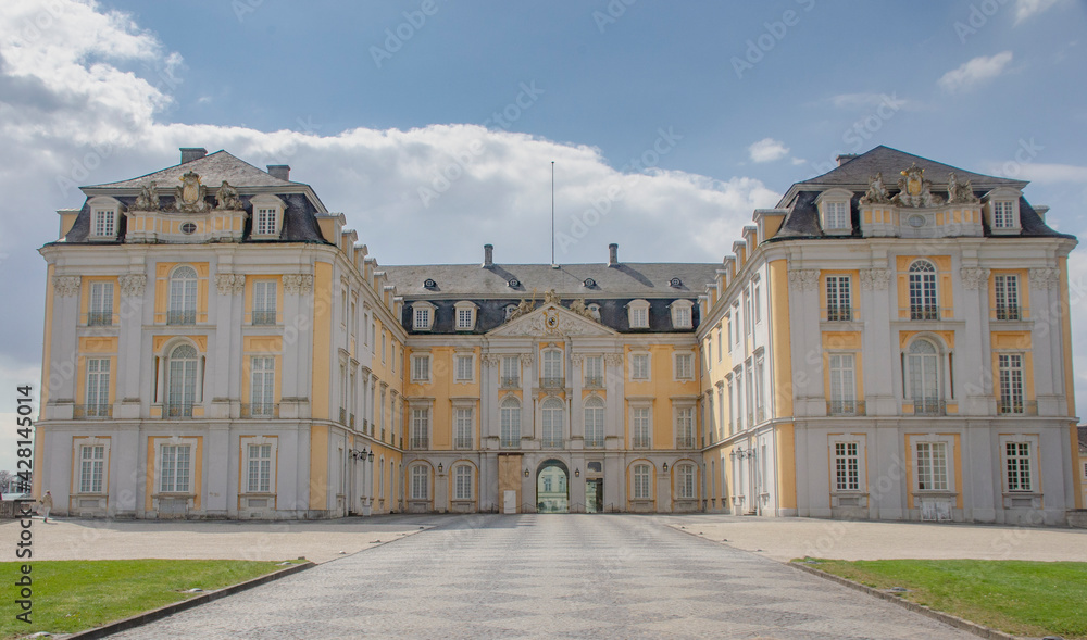 Brühl: Die Burg Augustusburg, oft einfach Brühl genannt, ist die Lieblingsresidenz des Kölner Kurfürsten und Erzbischofs Clemens August aus dem Hause Wittelsbach (1700 - 1761).