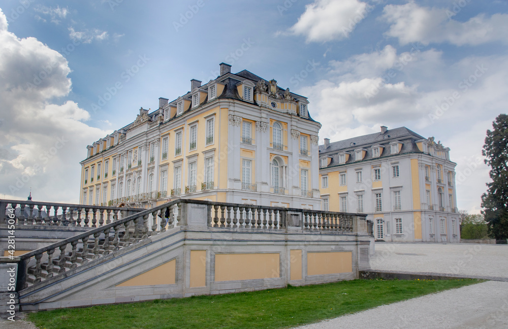 Brühl: Die Burg Augustusburg, oft einfach Brühl genannt, ist die Lieblingsresidenz des Kölner Kurfürsten und Erzbischofs Clemens August aus dem Hause Wittelsbach (1700 - 1761).