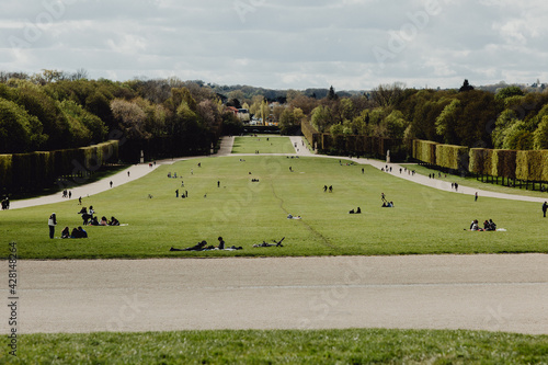 Prendre l'air et profiter des belles pelouses parisiennes photo
