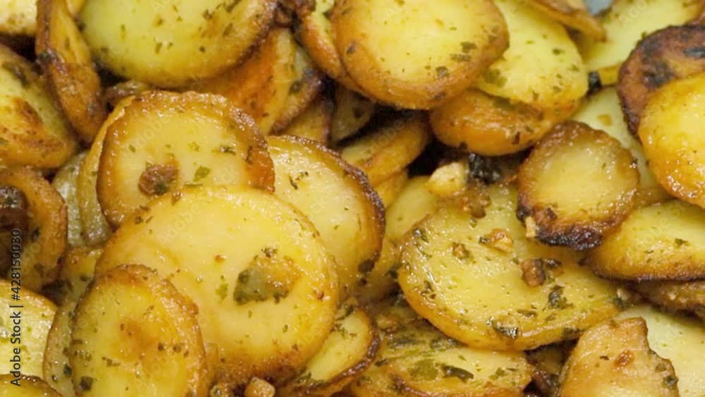 pommes de terre à la salardaise en gros plan pommes de terre à la salardaise en gros plan